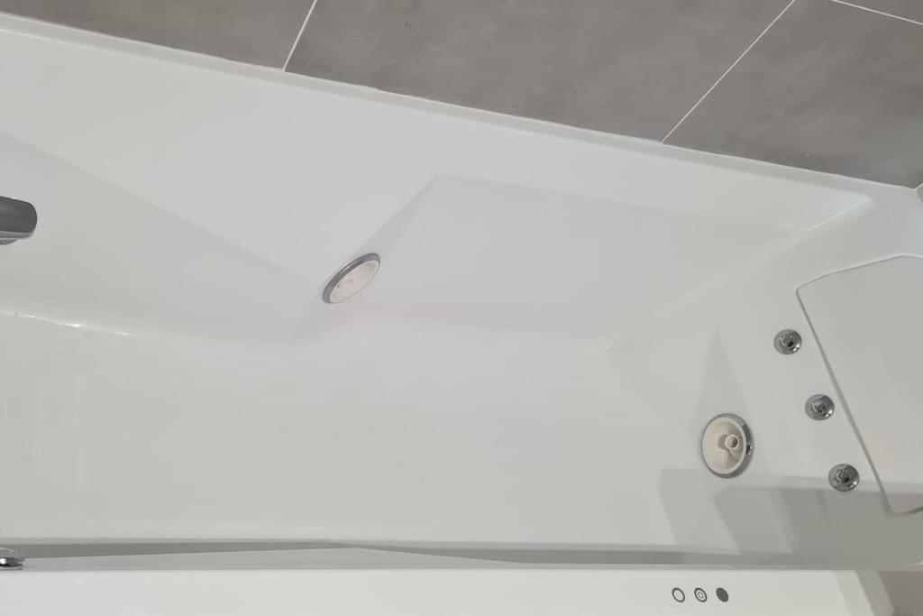 Charmant Logement Avec Jacuzzi 망트라졸리 외부 사진